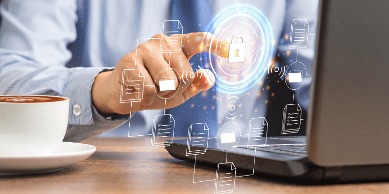 Main interagissant avec une interface holographique sécurisée symbolisant une solution de Gestion Électronique des Documents (GED) pour le BTP.