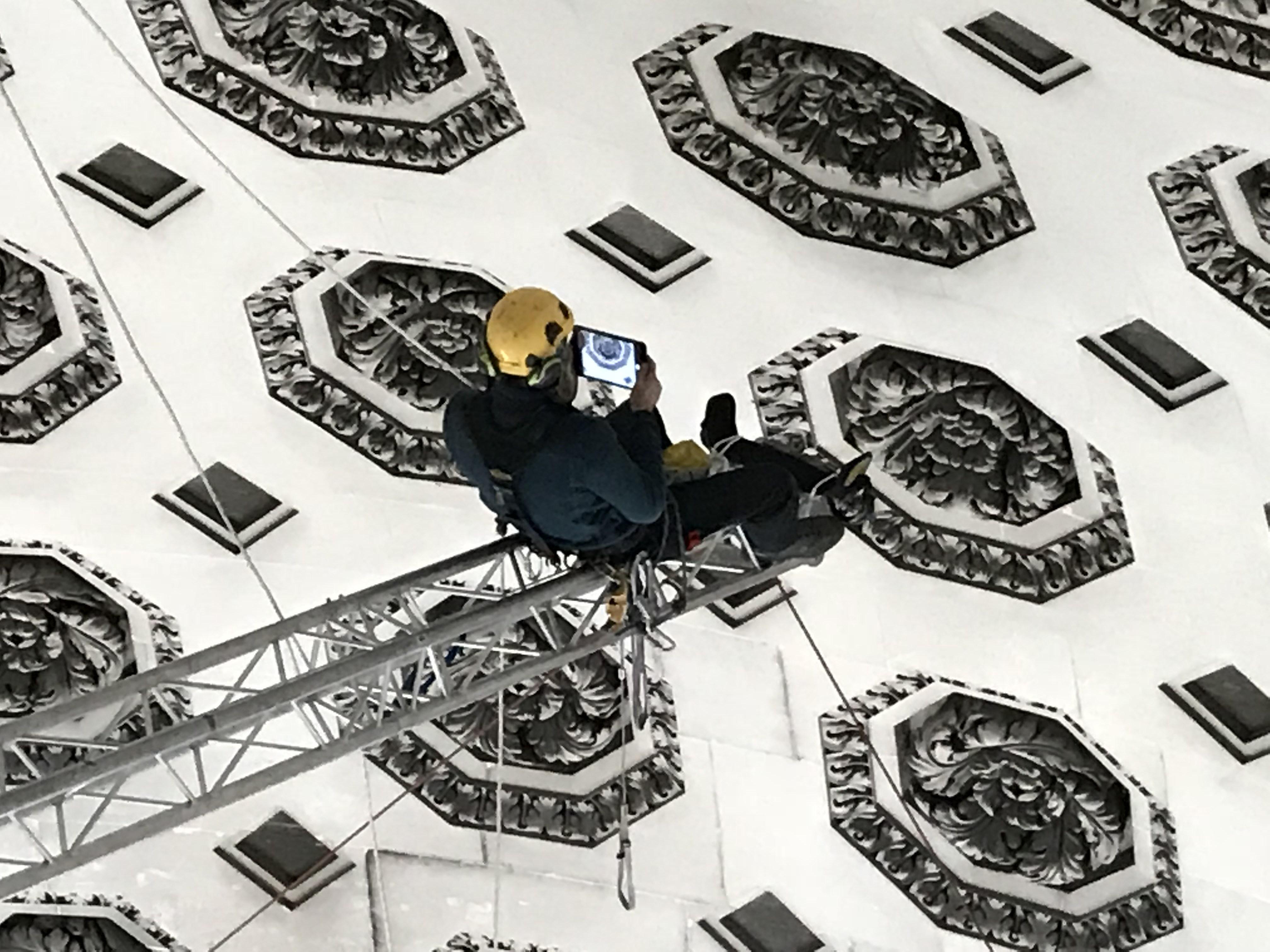 Technicien cordiste de l'entreprise Jarnias effectuant une inspection par tablette sur la voûte du Panthéon à Paris.