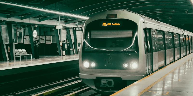 Rame de métro en station sur la ligne A à Toulouse, concernée par les travaux d'extension des quais menés par Eiffage Génie Civil.