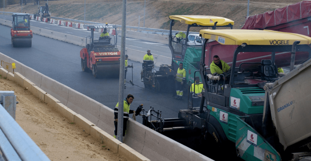 Chantier de bitumage d'une autoroute avec finisseurs Vögele et compacteurs Virton en action.