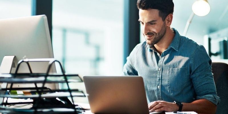 homme travaillant sur logiciel méter